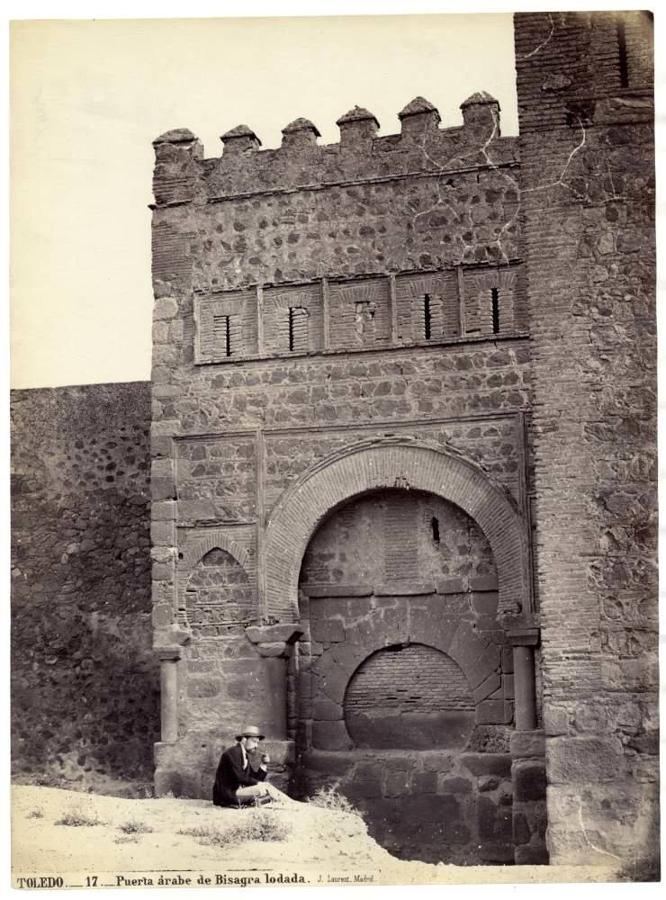 La puerta de Alfonso VI, con el gran arco islámico cegado, en una fotografía de J. Laurent fechada hacia 1875. 