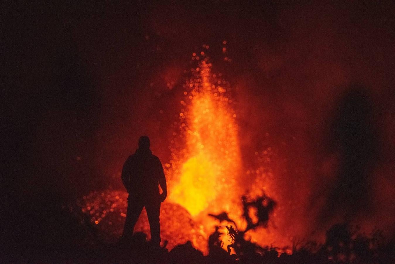 Sigue la erupción en La Palma, tras el derrumbe parcial del cono principal. 