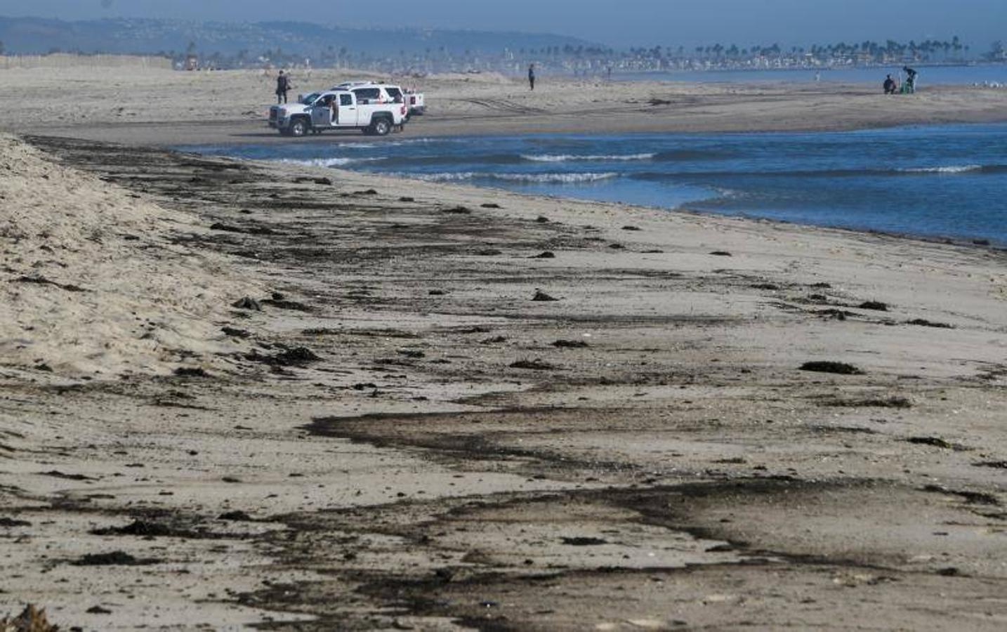 Playas cerradas. Ante el petróleo que ya ha llegado a la costa, las playas están cerradas