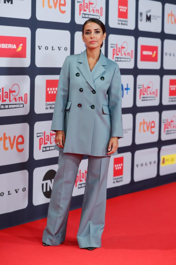 Inma Cuesta, en la alfombra roja de los Premios Platino 2021. La actriz se decantó por un traje sastre de inspiración masculina en color azul, con chaqueta cruzada de doble botonadura