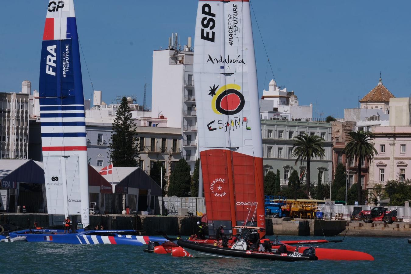 FOTOS: Los catamaranes de la SailGP ya entrenan en aguas de la bahía de Cádiz