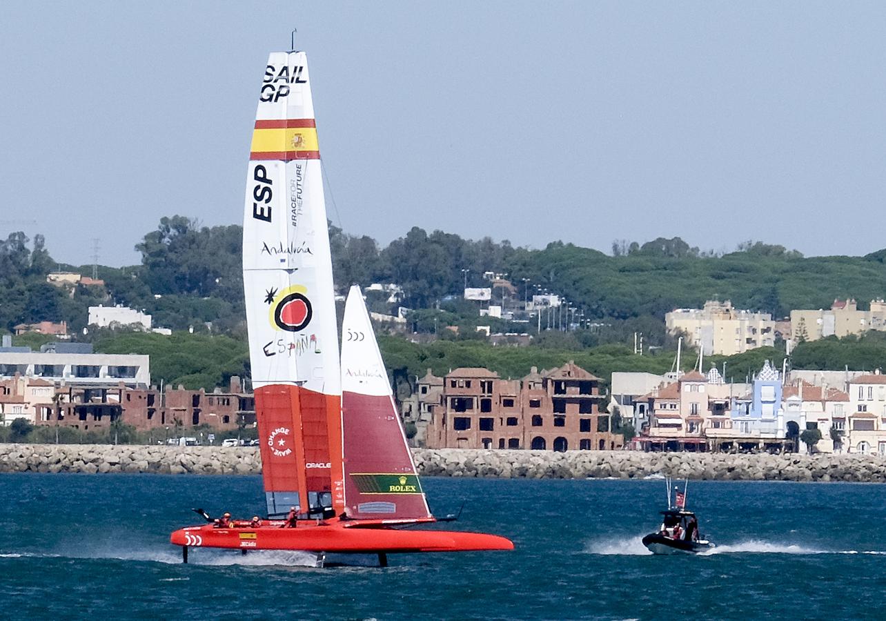 FOTOS: Los catamaranes de la SailGP ya entrenan en aguas de la bahía de Cádiz