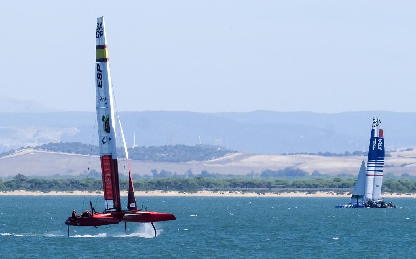 FOTOS: Los catamaranes de la SailGP ya entrenan en aguas de la bahía de Cádiz