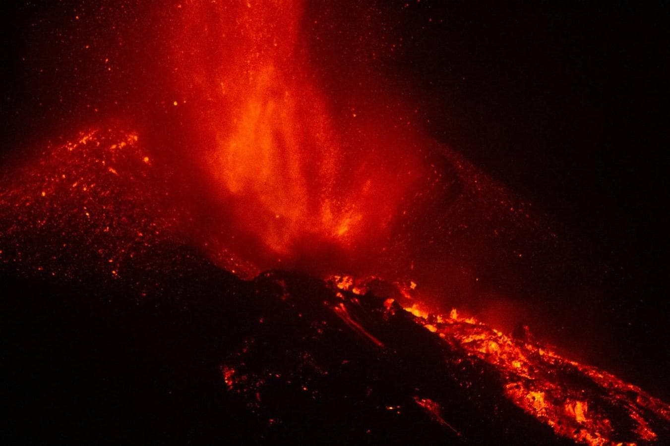 Un derrumbe parcial del cono del volcán provocó un aumento del caudal de lava durante la noche del domingo. 