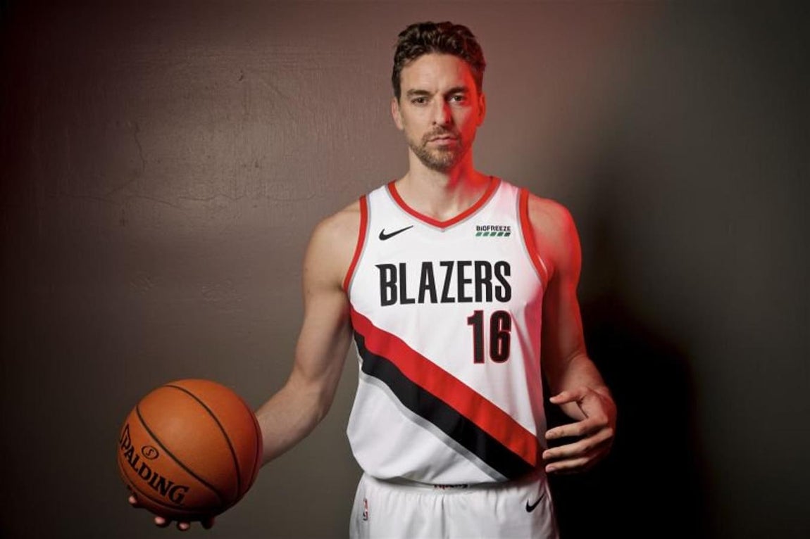 Portland, punto final a la NBA. Es en Oregon, donde jugó Fernando Martín, el lugar donde acaba la carrera de Pau Gasol en la NBA. Allí apenas luce la camiseta para posar y entrenar, pues la lesión en el pie no le permite más. Rescinde su contrato y se centra en su recuperación