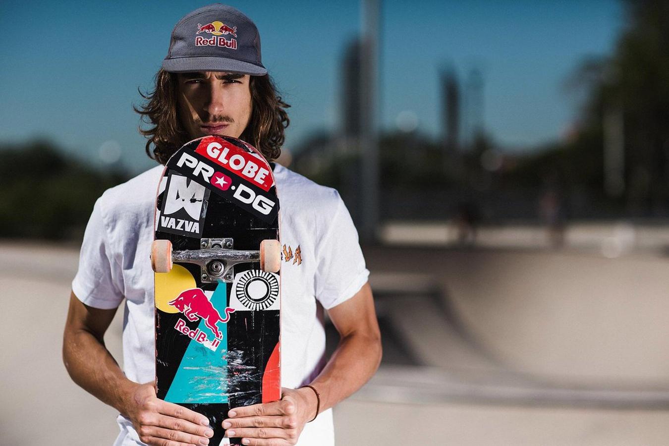 Danny León, de @. A sus 27 años, este skater sabe que lo suyo es subirse a la tabla, da igual que sea de skate o de surf. Con numerosas piruetas y saltos que le hacen volar por los aires, Danny León triunfa en Instagram con más de 104.000 seguidores que ven sus vídeos, donde se le puede ver hacer verdaderas genialidades sobre la tabla.