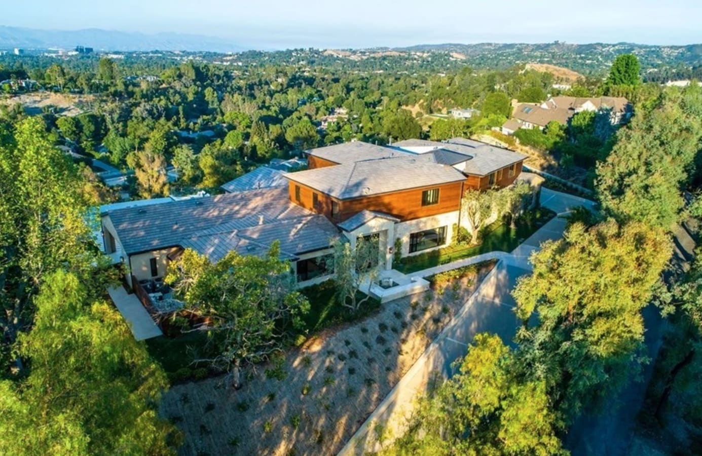 La nueva casa de Will Smith y Jada Pinkett. Will Smith y Jada Pinkett han decidido ampliar su cartera de propiedades con una nueva mansión en la prestigiosa Hidden Hills, una comunidad privada en la compartirán vecindario con estrellas como Kaley Cuoco, Kylie Jenner y Drake, entre otros.