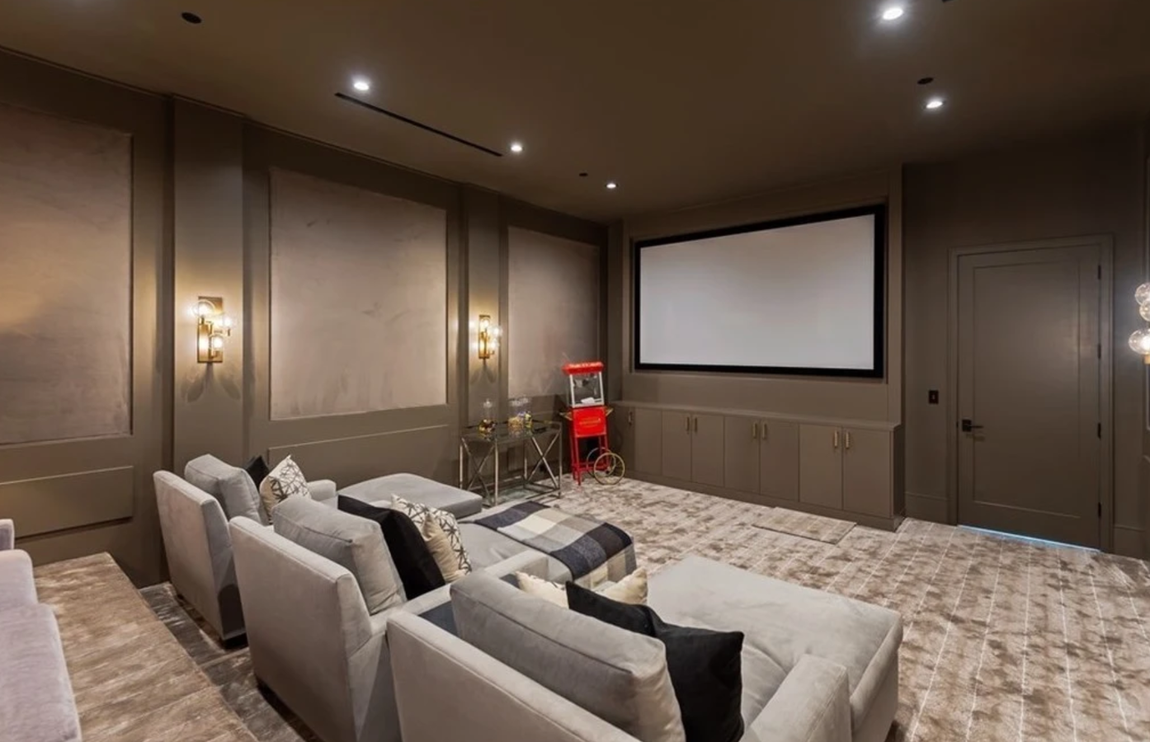 La nueva casa de Will Smith y Jada Pinkett. Entre los extras más llamativos están una sala de cine insonorizada con paredes de terciopelo, una sala de juegos con bar y un gimnasio con ducha de vapor.