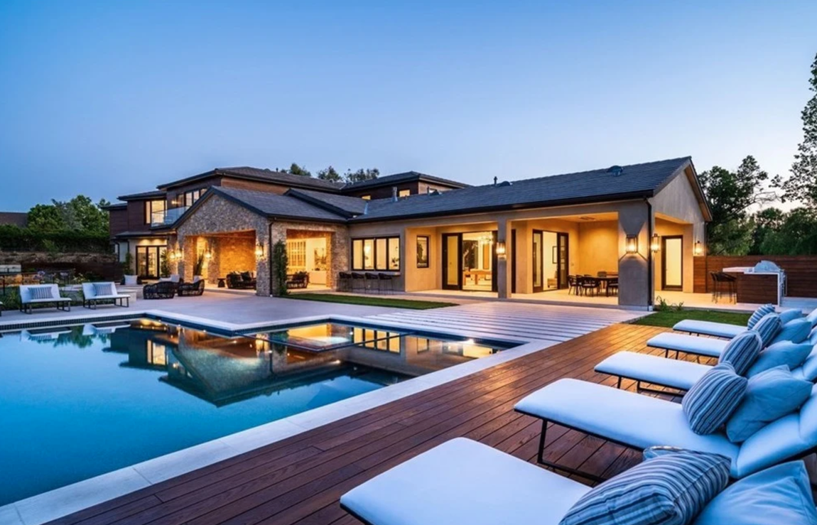 La nueva casa de Will Smith y Jada Pinkett. La pareja ha desembolsado 11,3 millones de dólares, unos 9,7 millones de euros al cambio, por esta propiedad construida de nuevas, el pasado año, debido al gran interés que ha despertado la zona en las grandes fortunas.