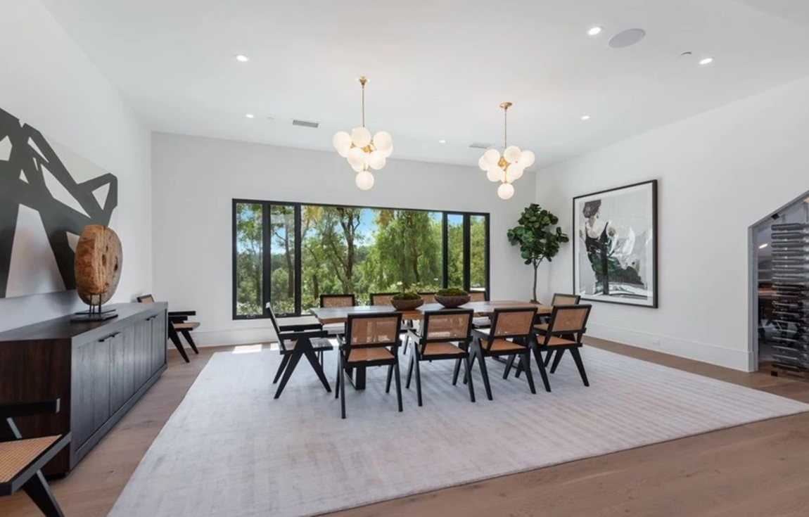 La nueva casa de Will Smith y Jada Pinkett. El comedor incluye un armario para vinos refrigerado revestido de vidrio, mientras que el salón ofrece un cómodo espacio con chimenea y varios sofás y acceso directo a un comedor exterior.