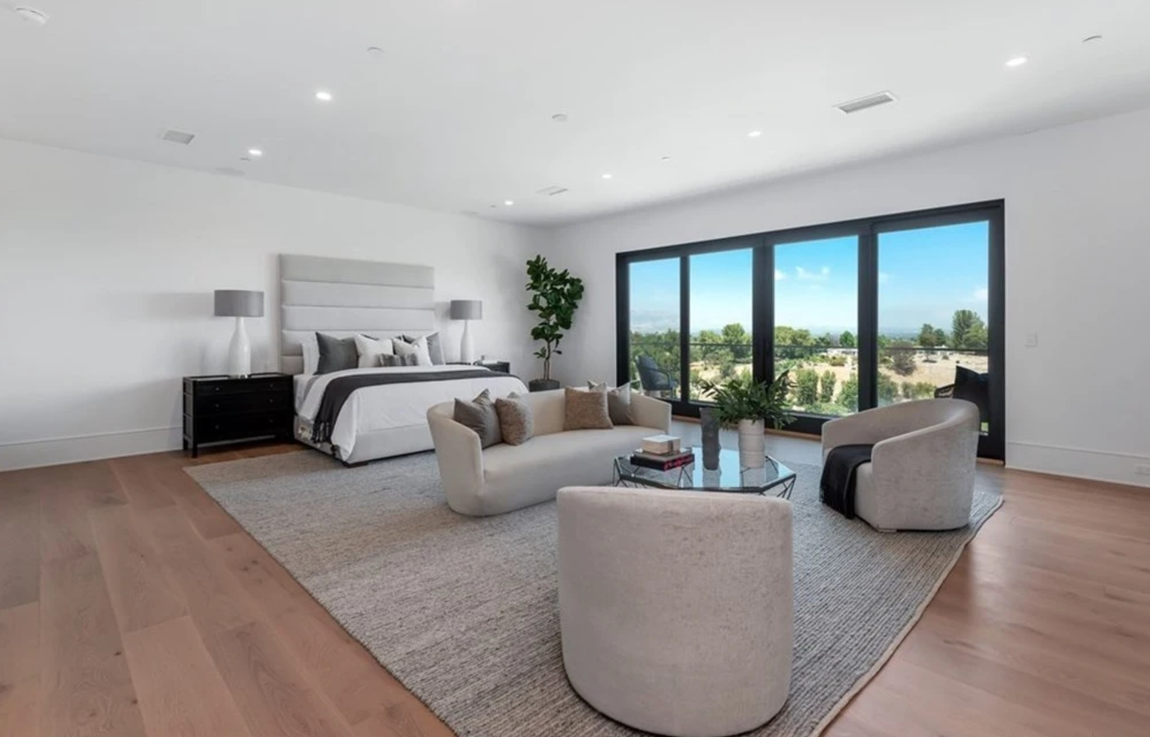 La nueva casa de Will Smith y Jada Pinkett. Todas las habitaciones vienen equipadas con su propio cuarto de baño y la suite principal dispone, también, de una chimenea, una sala de estar, dos vestidores, una barra de café y hasta un refrigerador empotrado.