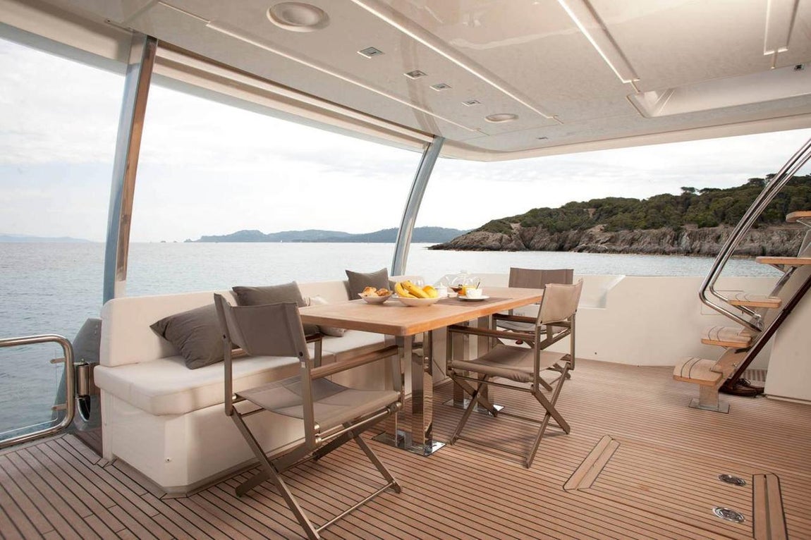 El yate que McGregor vende por 800.000 euros. La decisión de vender este yate, además de su falta de utilización, es la adquisión el pasado año de <a href="https://www.abc.es/summum/motor/abci-conor-mcgregor-presume-lamborghini-acuatico-valorado-3-millones-euros-202108021040_noticia.html" target="_blank">un modelo de Lamborghini</a> customizado en exclusiva para él.