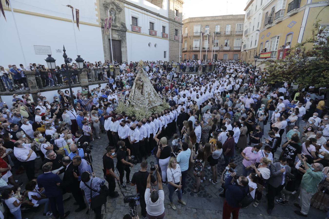 FOTOS: El fervor se desborda en Cádiz con la Virgen del Rosario