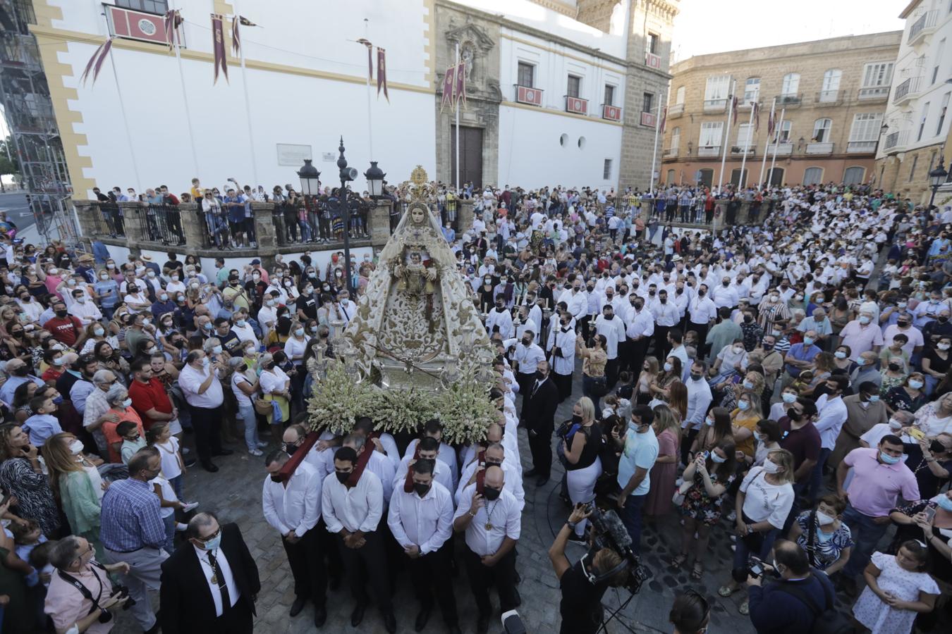 FOTOS: El fervor se desborda en Cádiz con la Virgen del Rosario