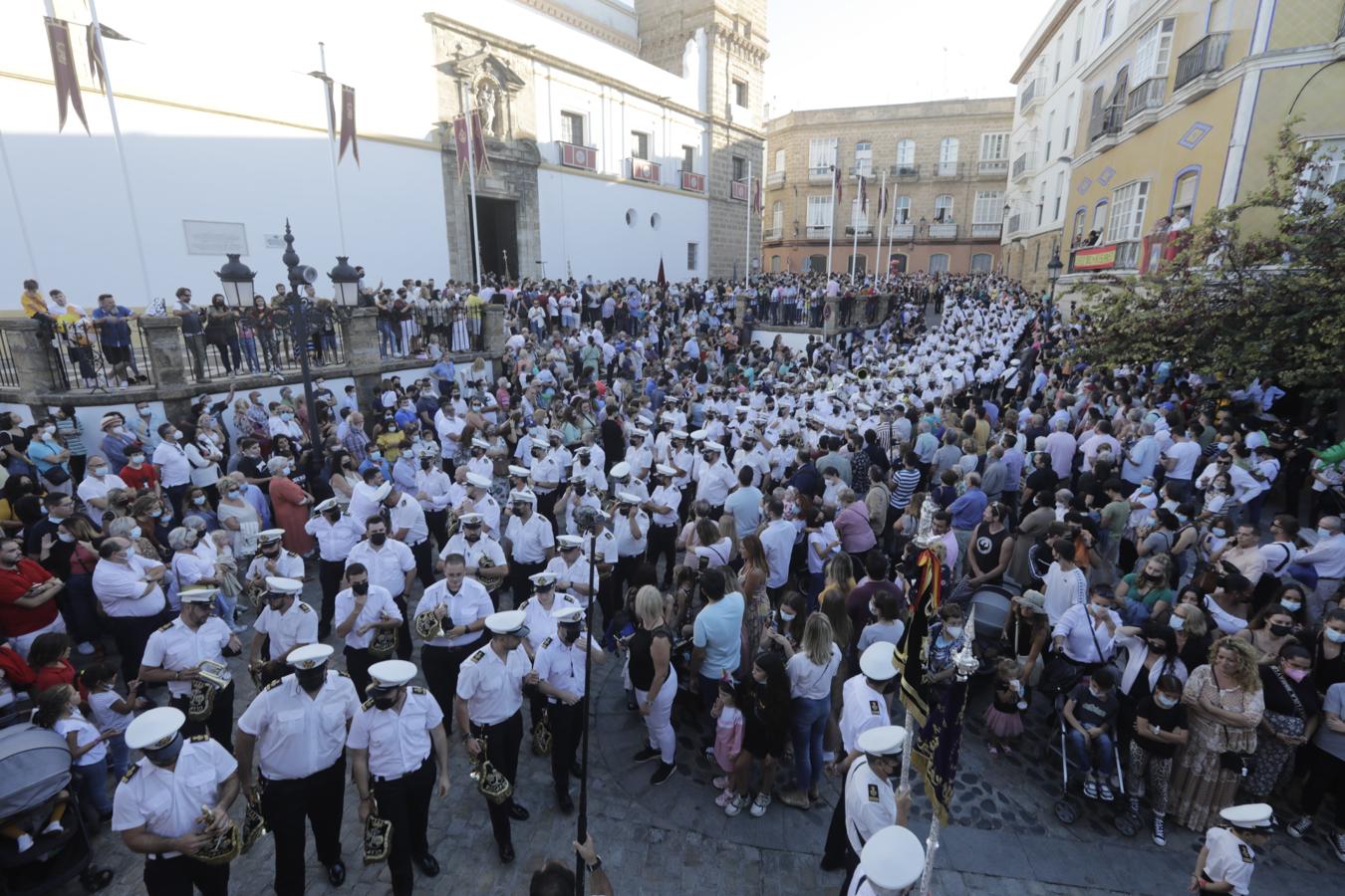 FOTOS: El fervor se desborda en Cádiz con la Virgen del Rosario