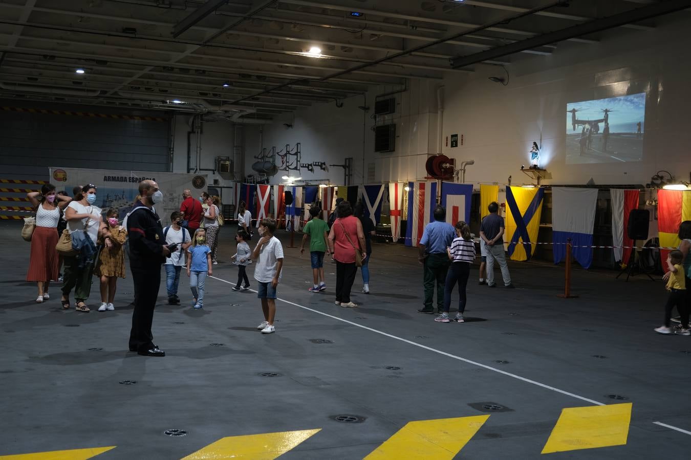 FOTOS: Así ha sido la Jornada de Puertas Abiertas en el buque portaeronaves &#039;Juan Carlos I&#039;