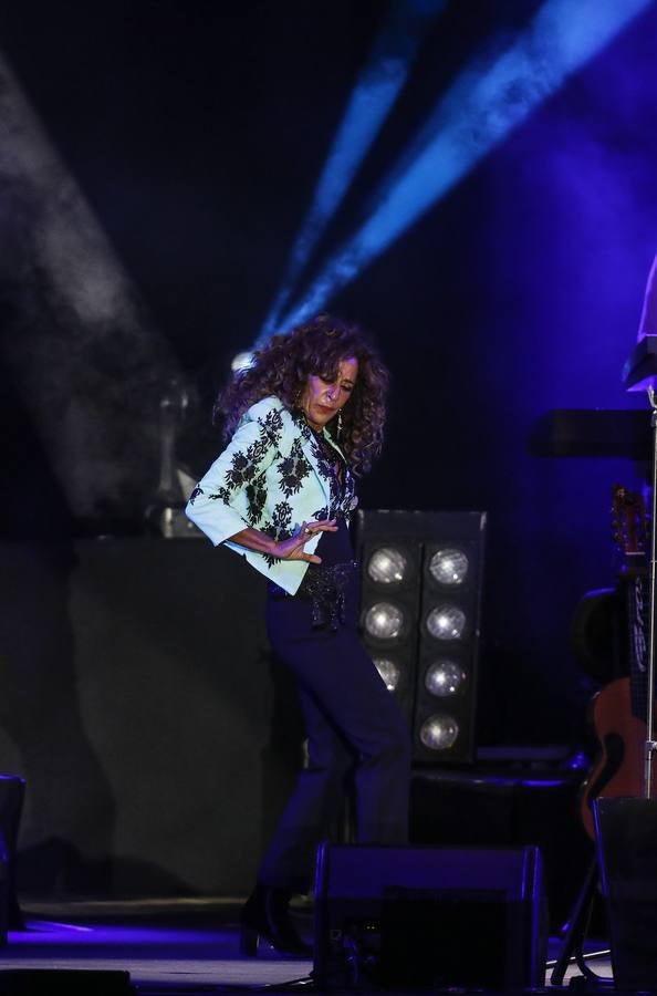 Rosario Flores inunda la Plaza de España con su arte y alegría