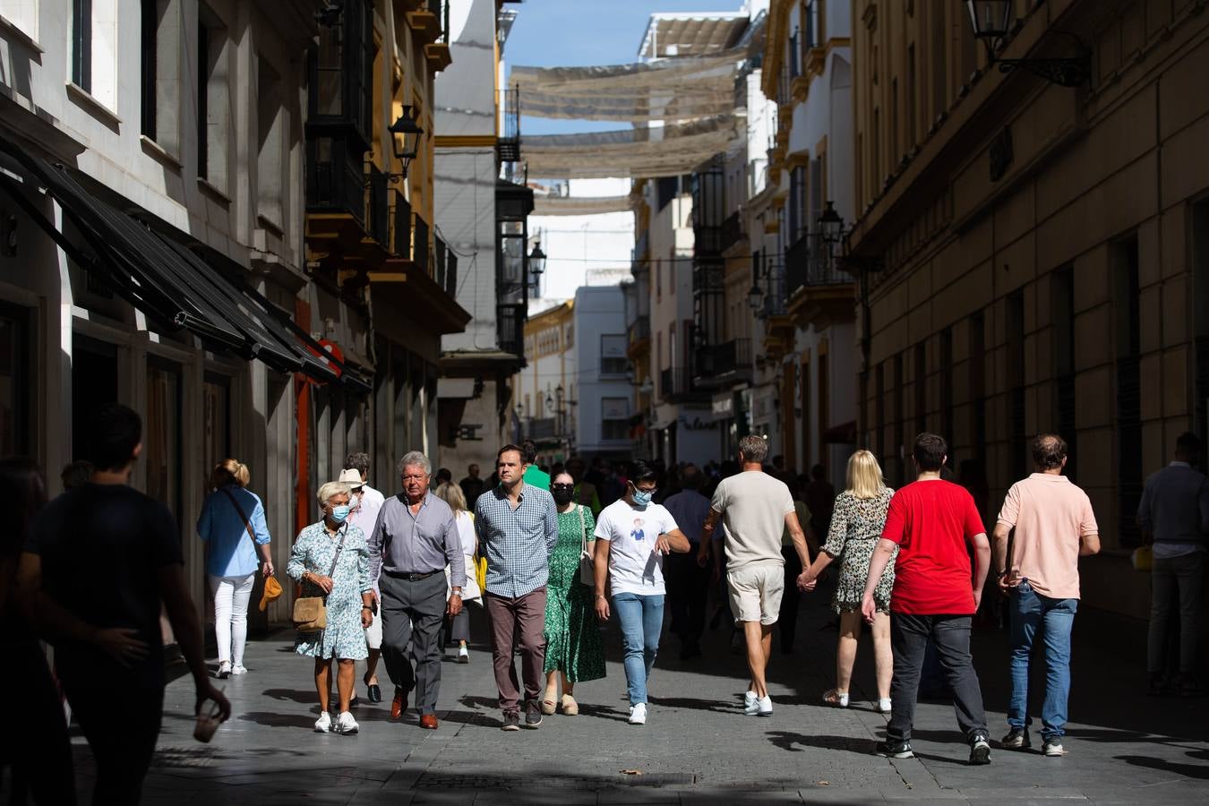 Las calles de Sevilla se llenan en el puente del Pilar