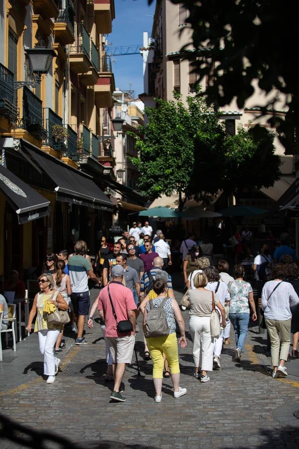 Las calles de Sevilla se llenan en el puente del Pilar