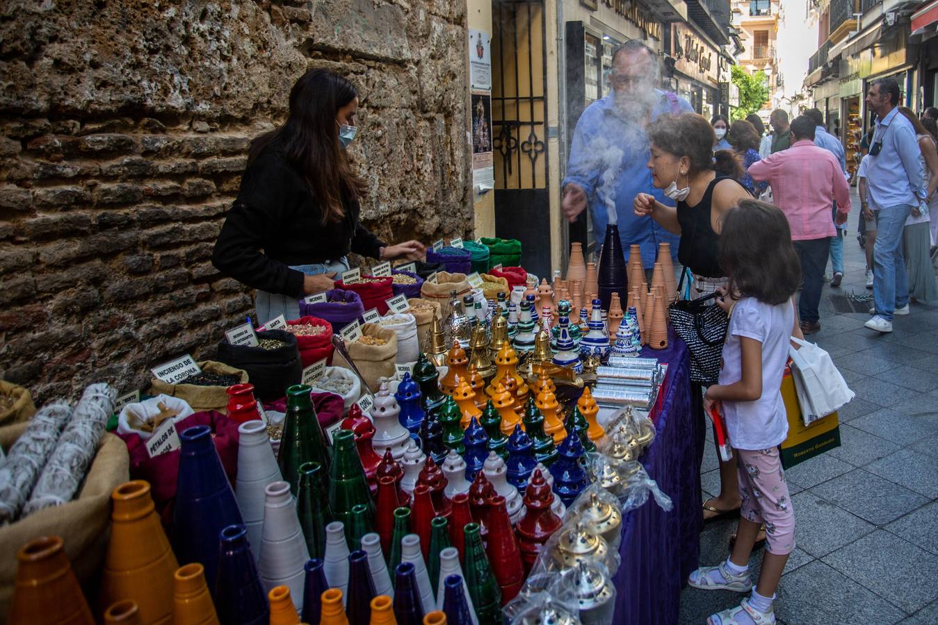 Las calles de Sevilla se llenan en el puente del Pilar