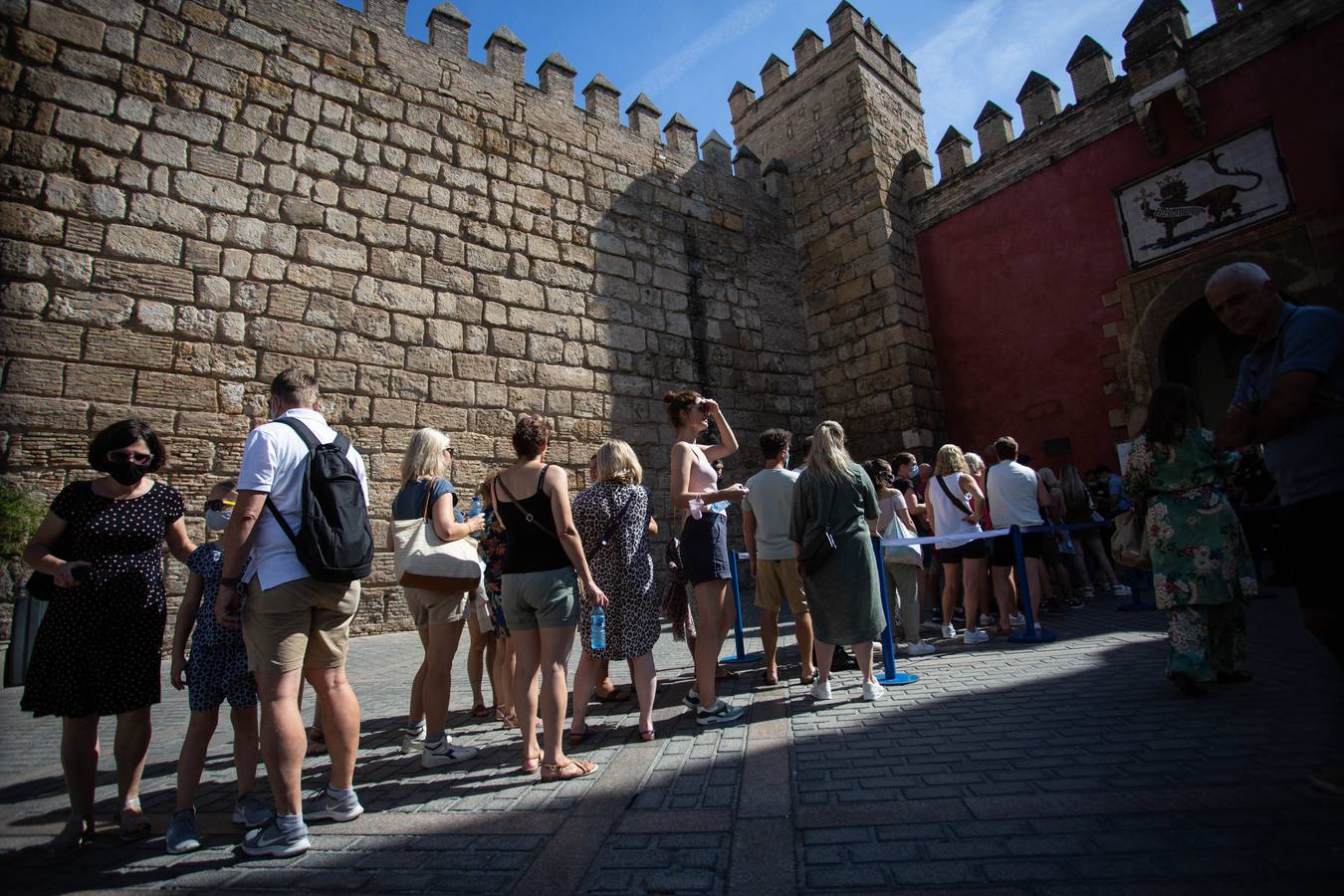 Las calles de Sevilla se llenan en el puente del Pilar