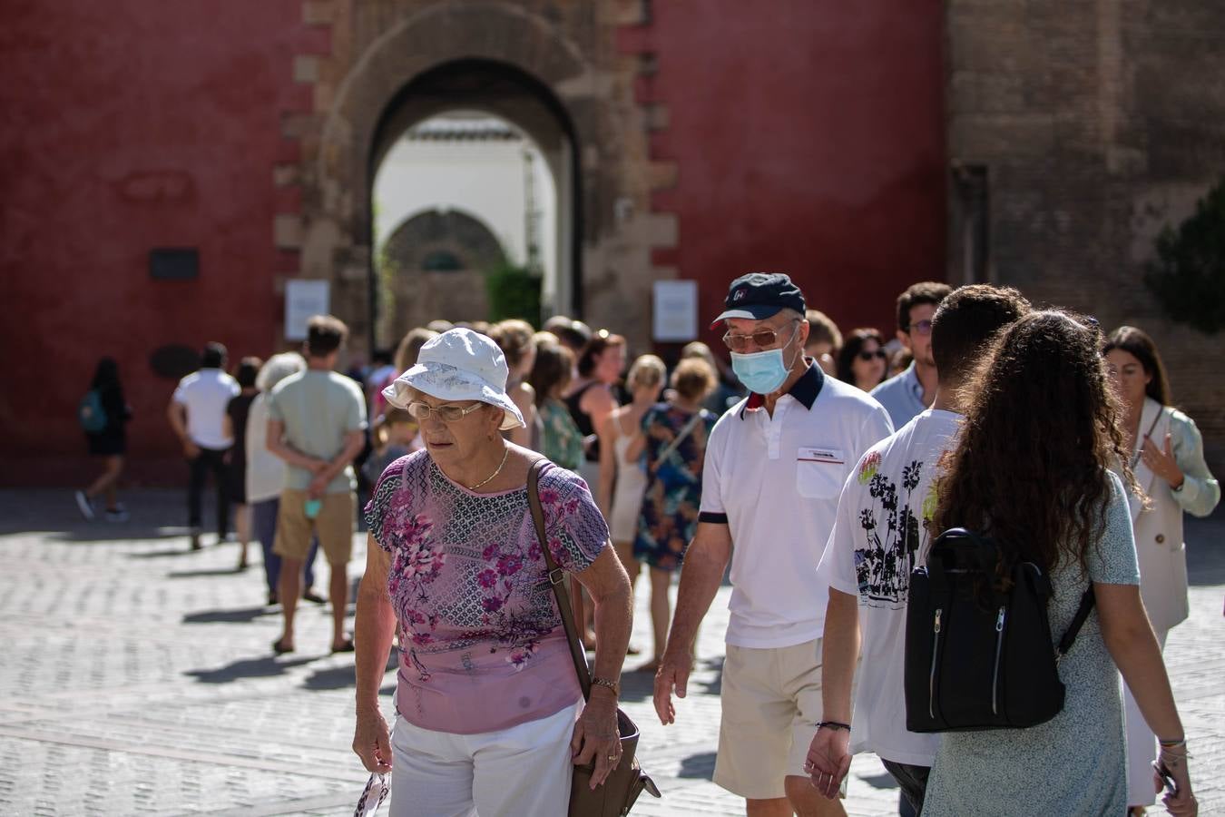 Las calles de Sevilla se llenan en el puente del Pilar