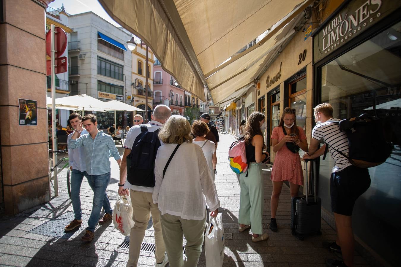 Las calles de Sevilla se llenan en el puente del Pilar