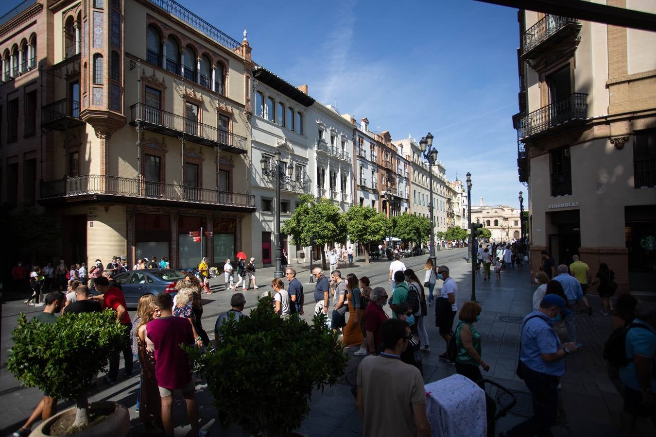 Las calles de Sevilla se llenan en el puente del Pilar