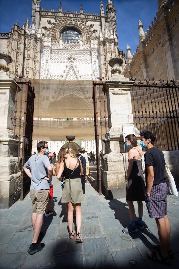 Las calles de Sevilla se llenan en el puente del Pilar