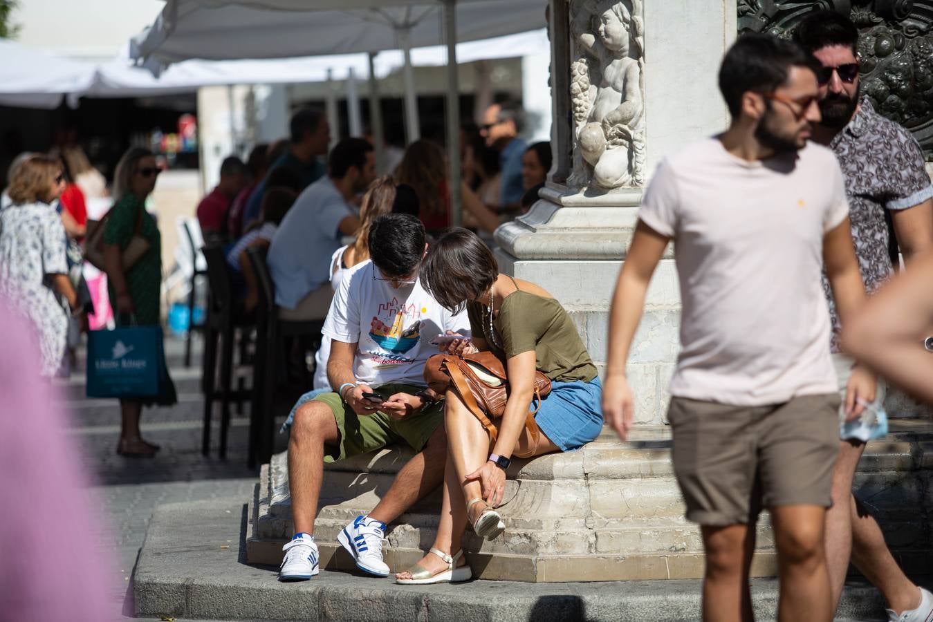 Las calles de Sevilla se llenan en el puente del Pilar