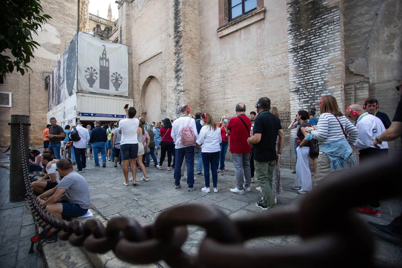 Las calles de Sevilla se llenan en el puente del Pilar