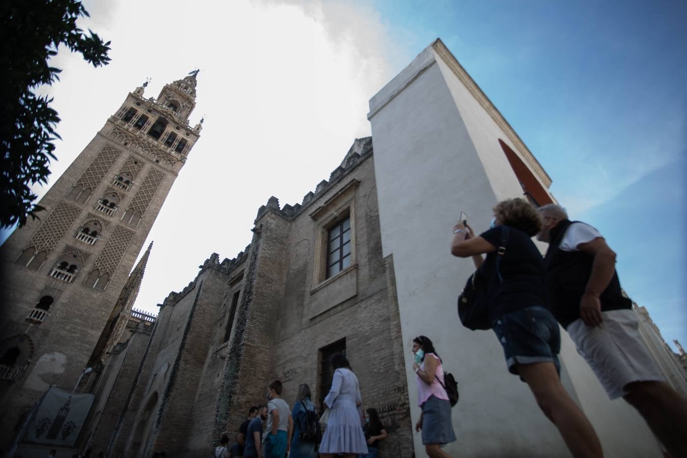 Las calles de Sevilla se llenan en el puente del Pilar