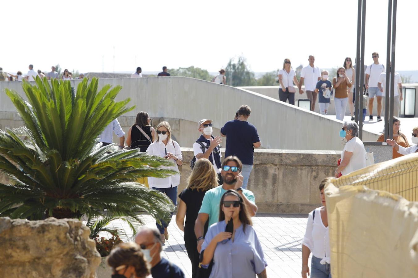 El turismo en Córdoba en el Puente del Pilar, en imágenes