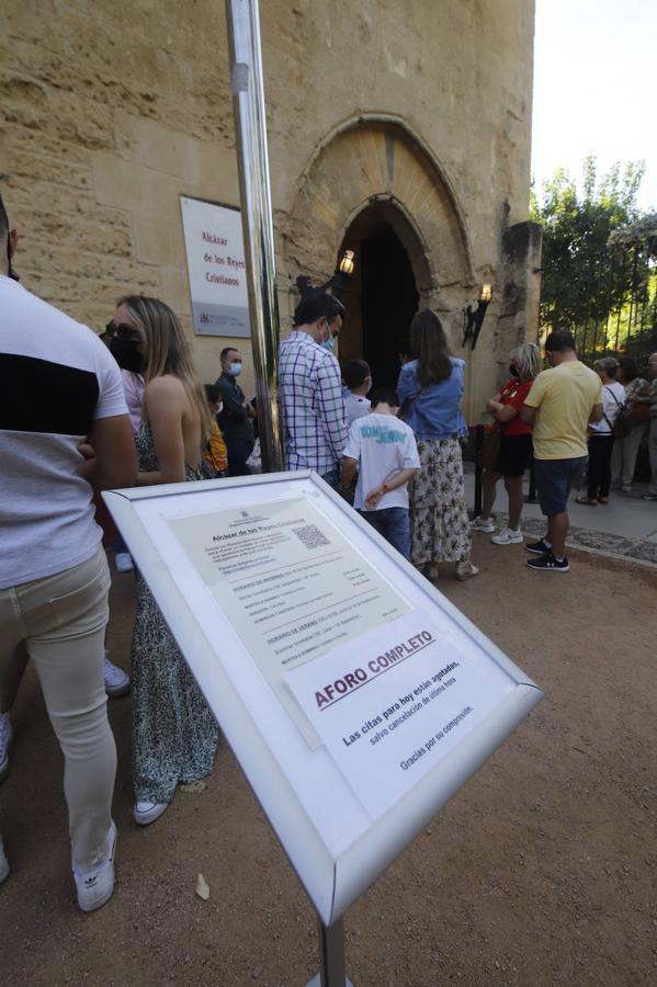 El turismo en Córdoba en el Puente del Pilar, en imágenes