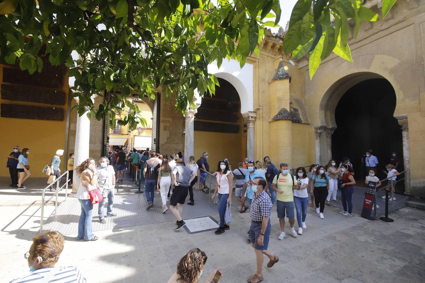 El turismo en Córdoba en el Puente del Pilar, en imágenes