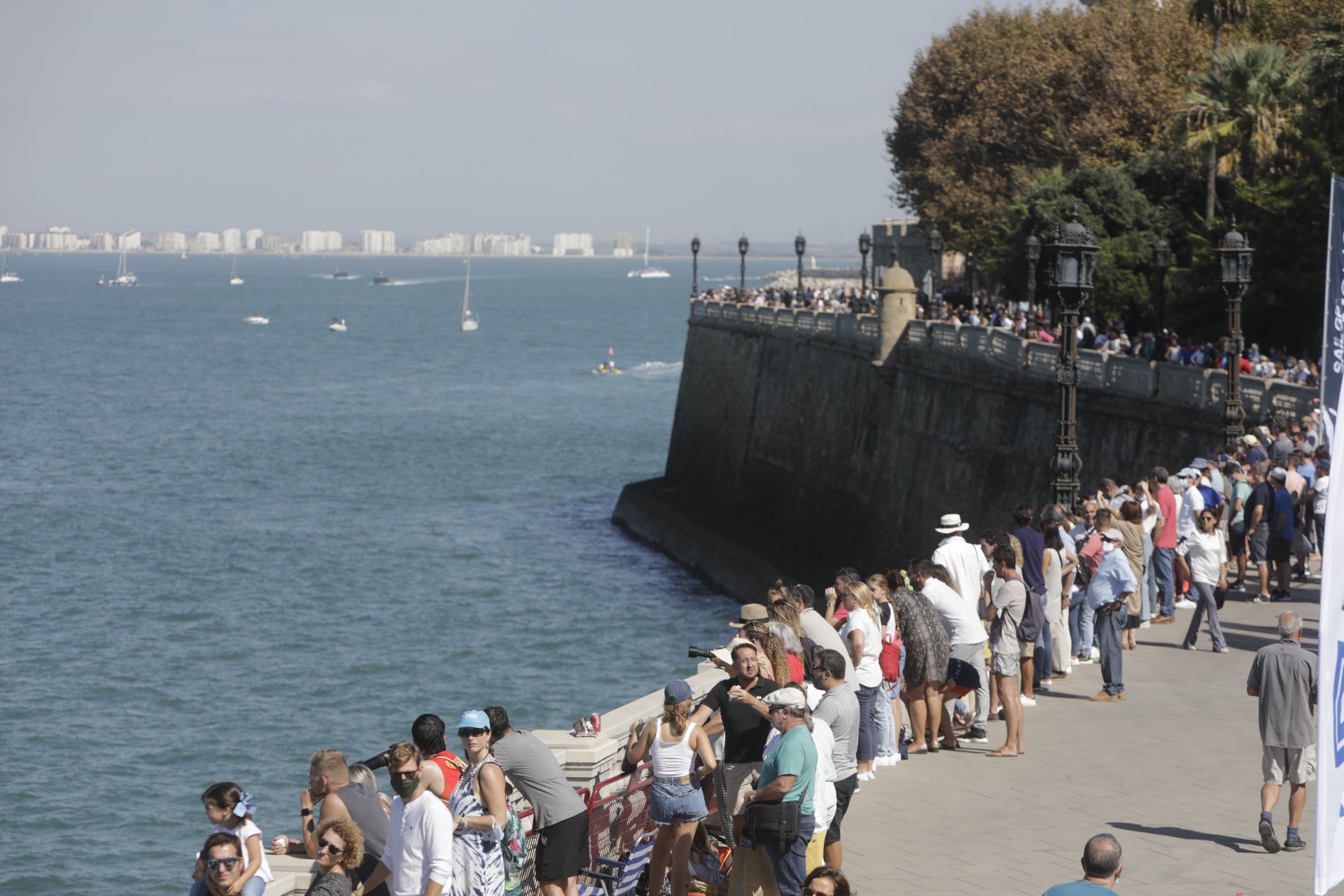 En imágenes: Los gaditanos se echan a la calle para disfrutar de la SailGP