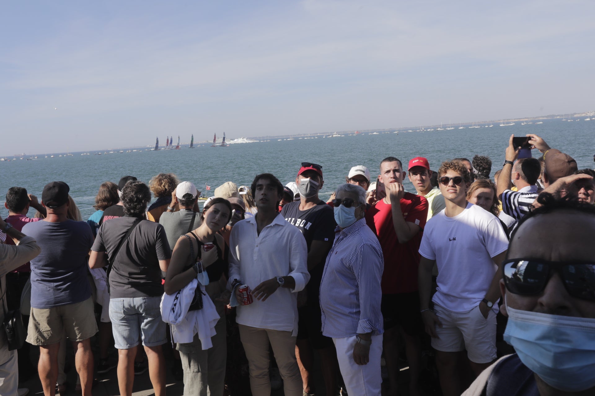 En imágenes: Los gaditanos se echan a la calle para disfrutar de la SailGP