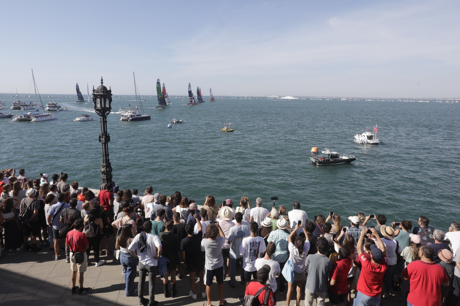 En imágenes: Los gaditanos se echan a la calle para disfrutar de la SailGP