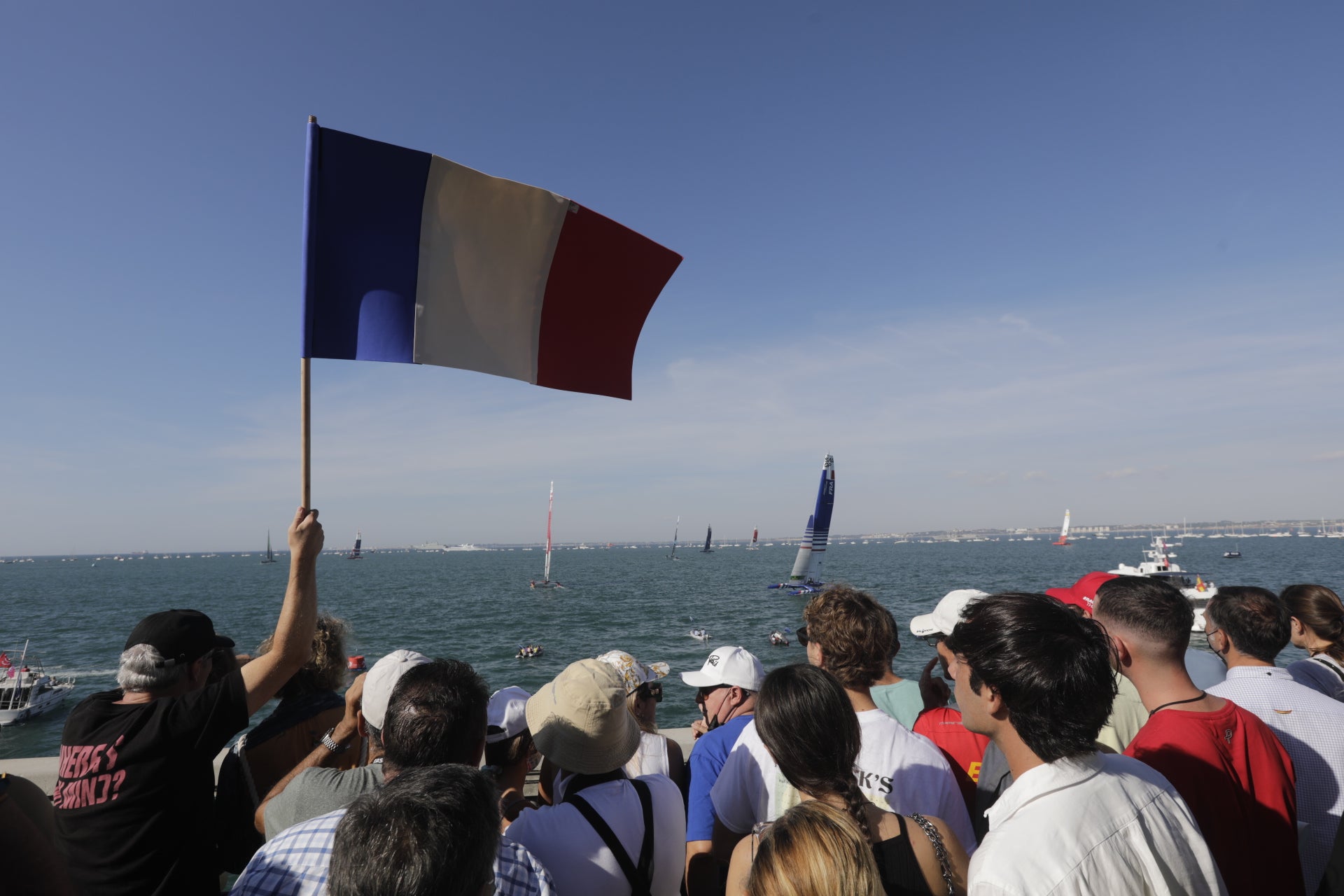 En imágenes: Los gaditanos se echan a la calle para disfrutar de la SailGP