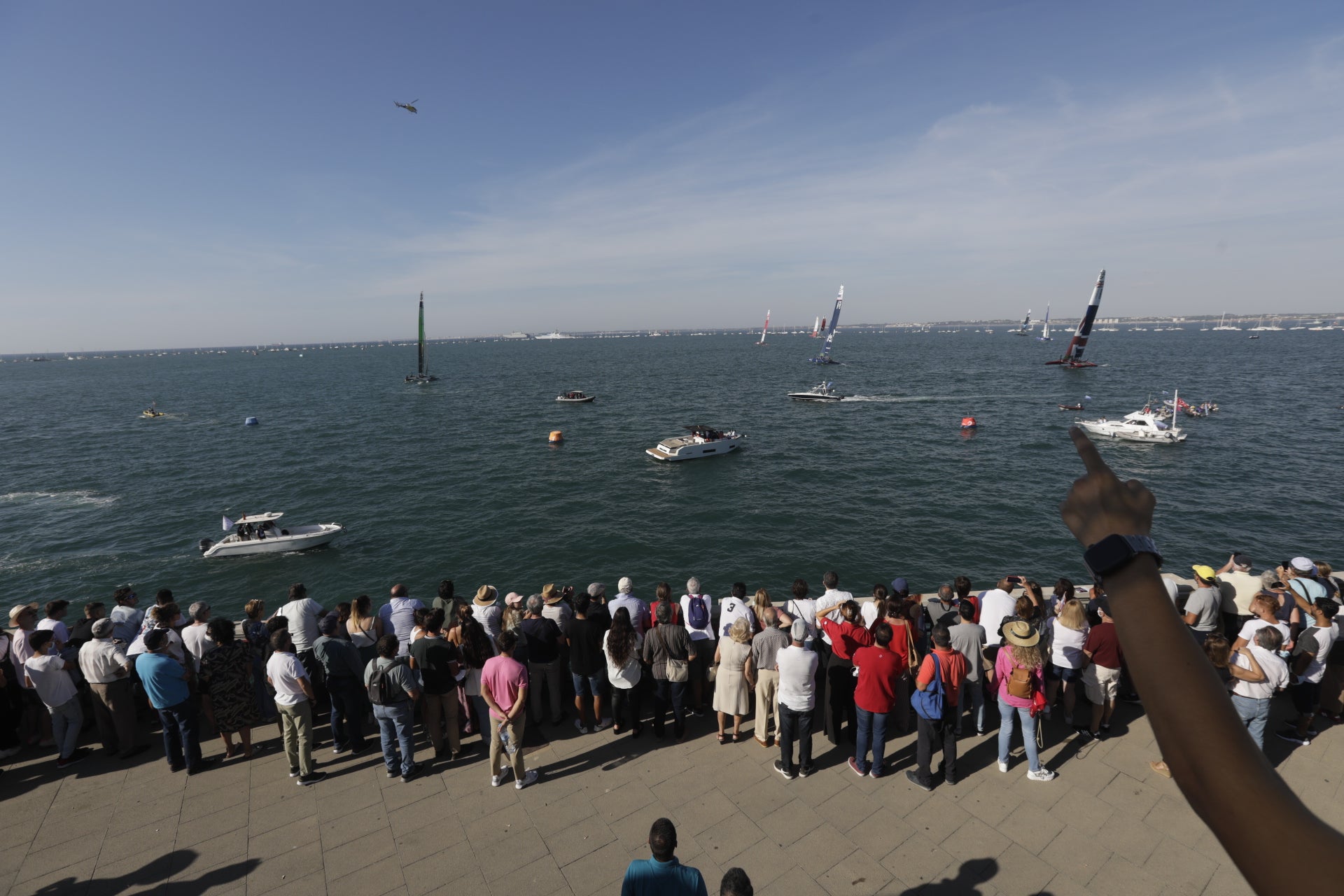 En imágenes: Los gaditanos se echan a la calle para disfrutar de la SailGP