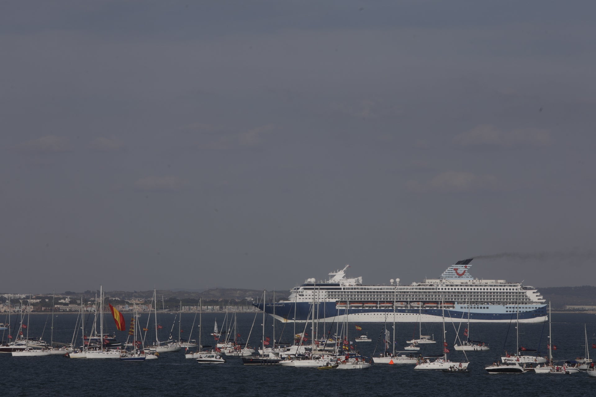 En imágenes: Los gaditanos se echan a la calle para disfrutar de la SailGP