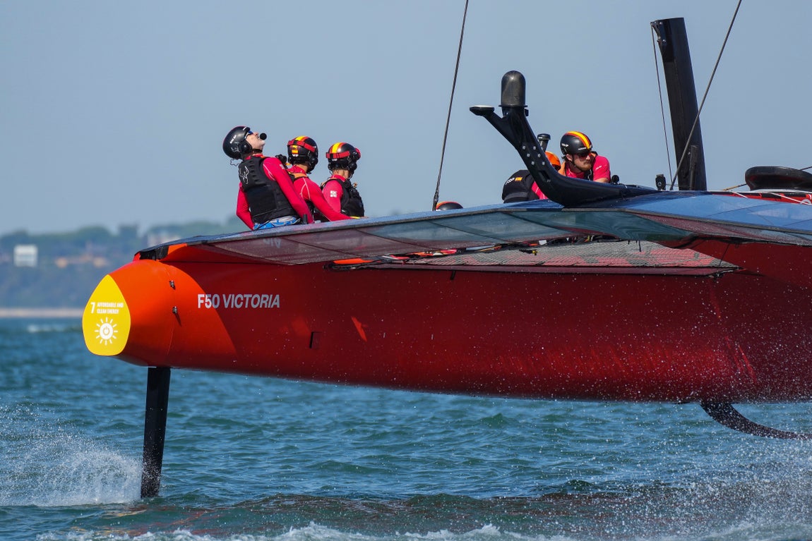 En imágenes: El Rey a bordo del F50 Victoria en Cádiz