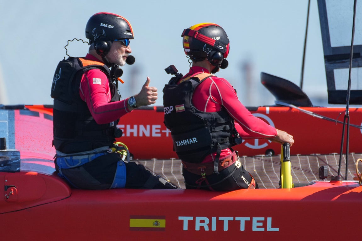 En imágenes: El Rey a bordo del F50 Victoria en Cádiz