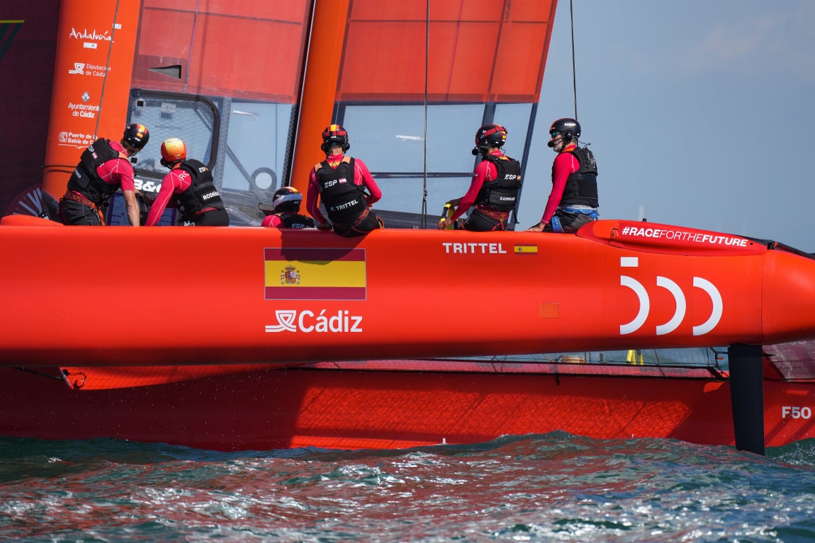 En imágenes: El Rey a bordo del F50 Victoria en Cádiz