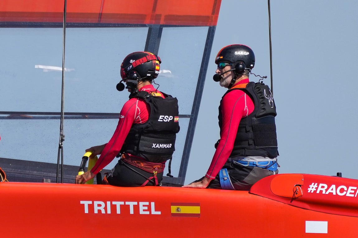 En imágenes: El Rey a bordo del F50 Victoria en Cádiz