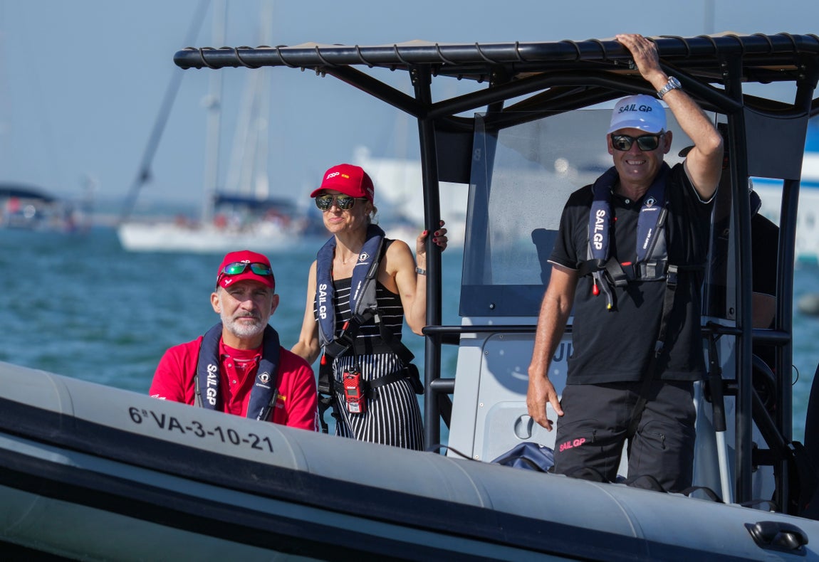 En imágenes: El Rey a bordo del F50 Victoria en Cádiz