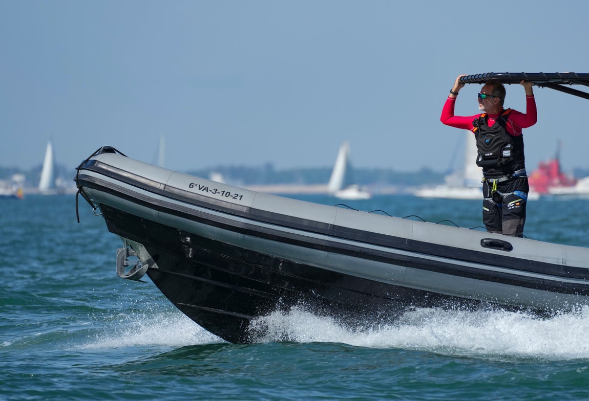 En imágenes: El Rey a bordo del F50 Victoria en Cádiz