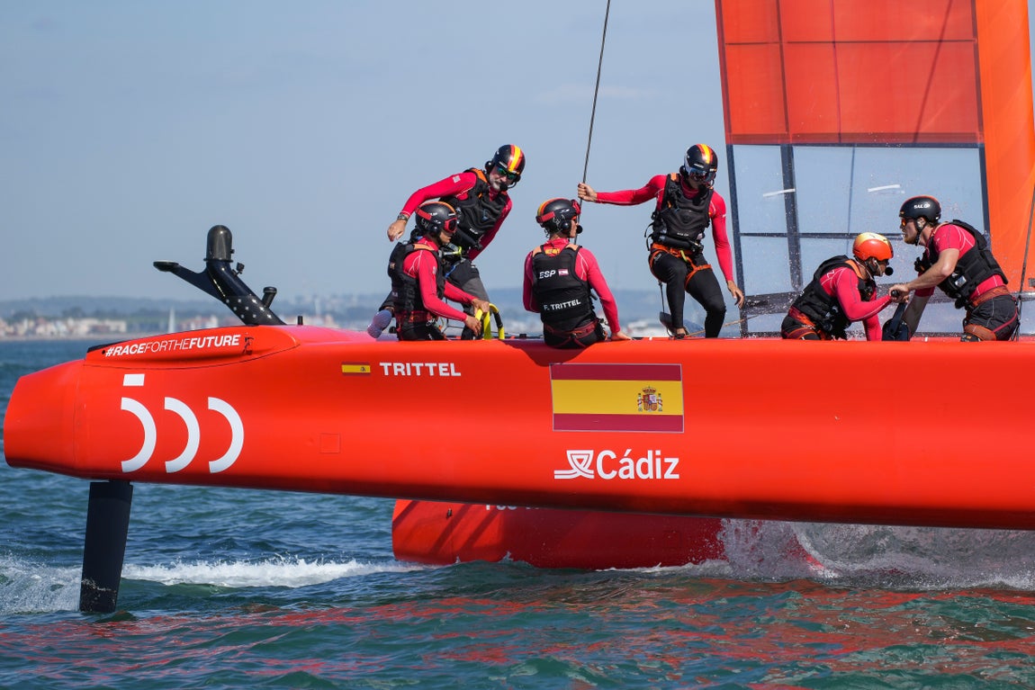 En imágenes: El Rey a bordo del F50 Victoria en Cádiz