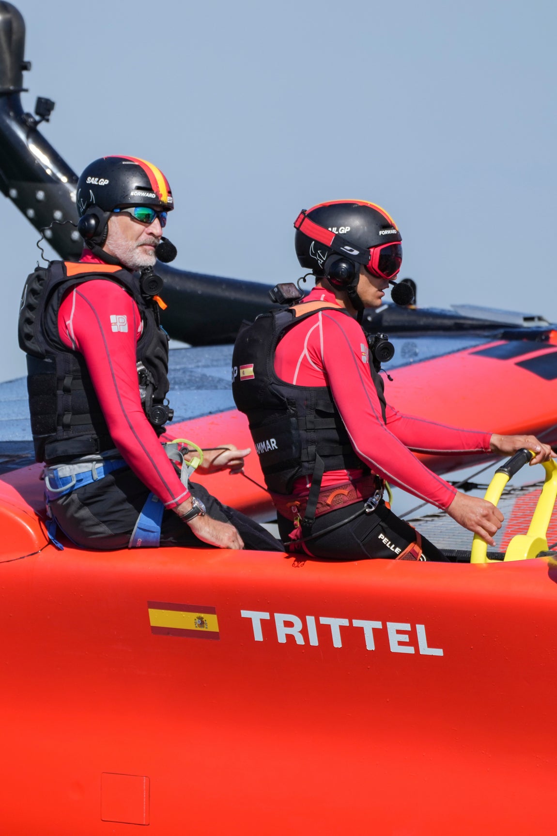 En imágenes: El Rey a bordo del F50 Victoria en Cádiz