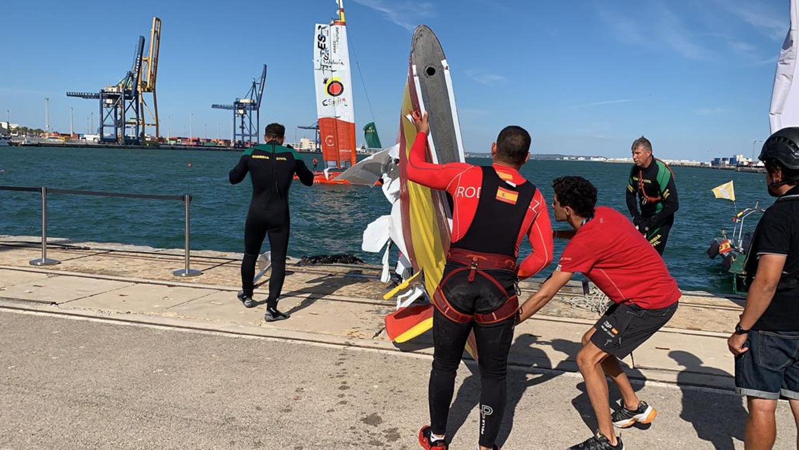 Fotos: Así han sacado los buzos de la Guardia Civil parte de la embarcación del equipo español de SailGP